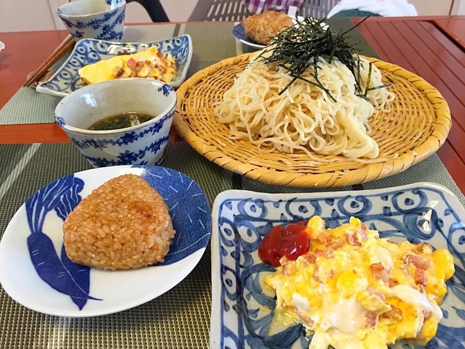 ざるラーメンと焼おにぎりとスクランブル|Yoshito  Kobayashiさん