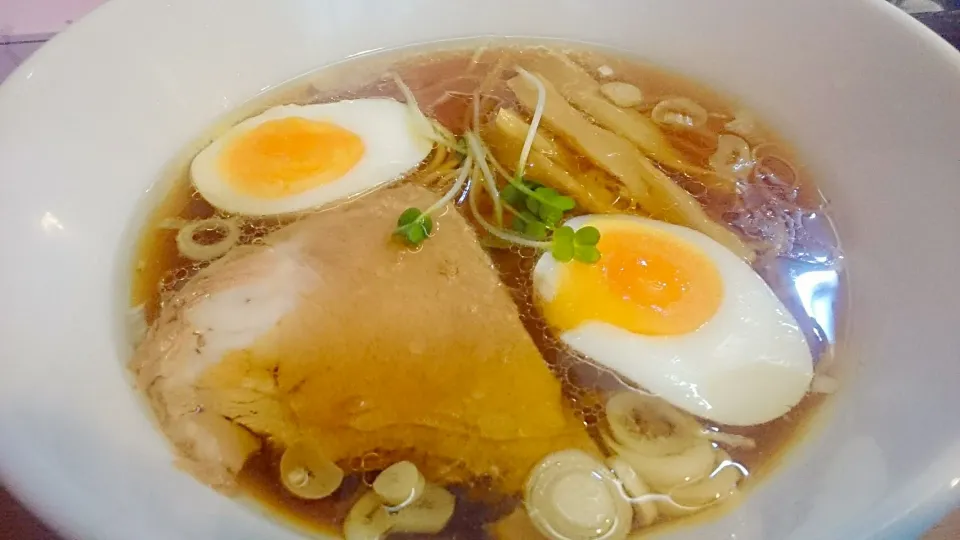 Snapdishの料理写真:ゆうひ屋 の 淡麗煮干ラーメンしょうゆ + 味付玉子(食べログクーポン無料) ＠赤羽|大脇さん