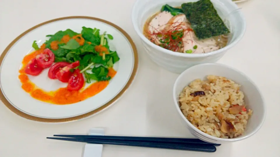 手作りラーメン、炊き込みご飯、サラダ|Chan Suさん