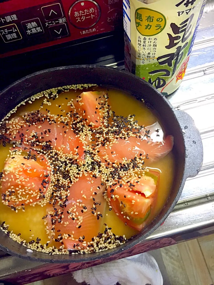 夏の名残りと秋の味覚で炊き込みご飯 秋シャケと麺つゆとトマト、#金魚の肴|青山金魚さん