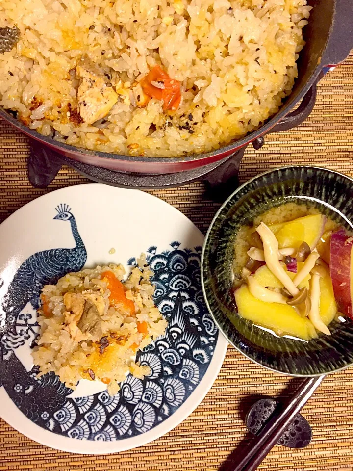 秋ご飯はじめました　めんつゆ炊き込み　秋鮭×トマト　お味噌汁はごま油が決め手のさつま芋としめじ汁でーす　＃金魚の肴　#炊き込みご飯　#お味噌汁　#無農薬|青山金魚さん