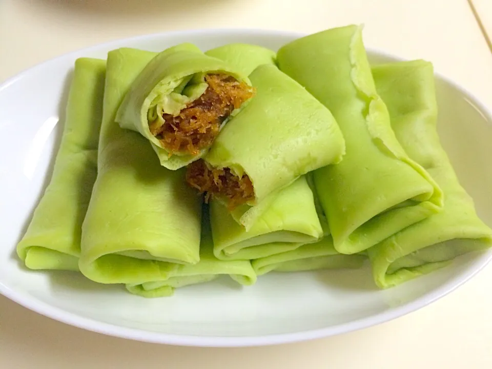 Kueh Dadar (Pandan Crepe w/ Coconut Filling)|willklhさん