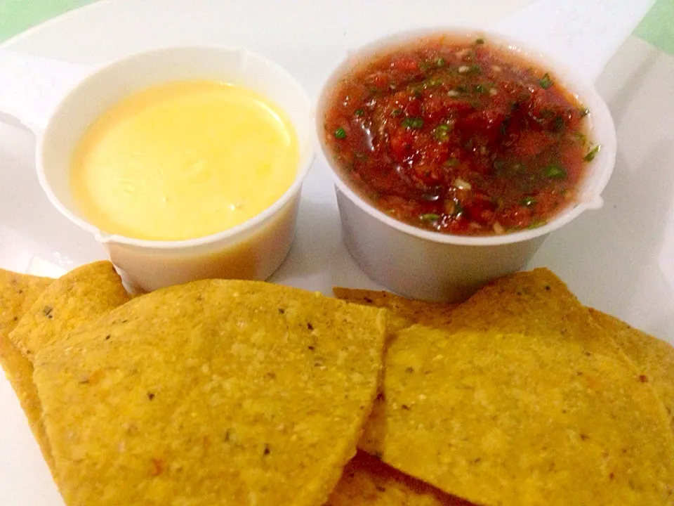 Salsa , Nachos , Cheese dip|Paz L. Sundiamさん