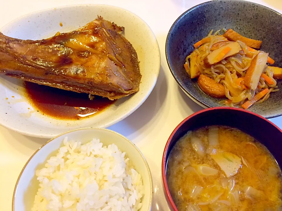 まぐろあご肉の煮付け☆さつま揚げと白滝炊いたの☆つみれ入り具沢山味噌汁♡9/6|ちび太さん