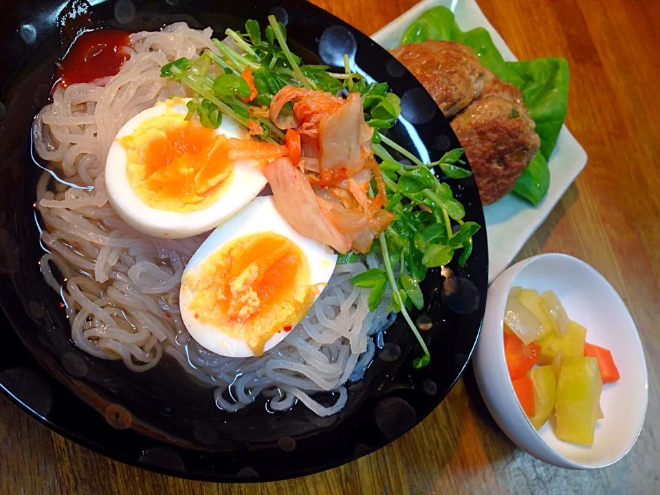 ありあわせ冷麺🎶
ミニバーグとじゃがいもの煮物添えて❤︎|ちなみんさん