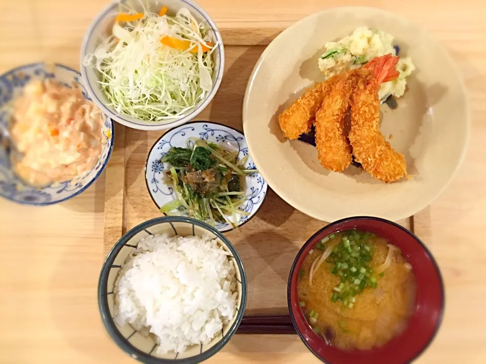 Snapdishの料理写真:海老フライ🍀ポテトサラダ🍀水菜のお浸し🍀キノコの味噌汁🍀キャベツ|mochaさん