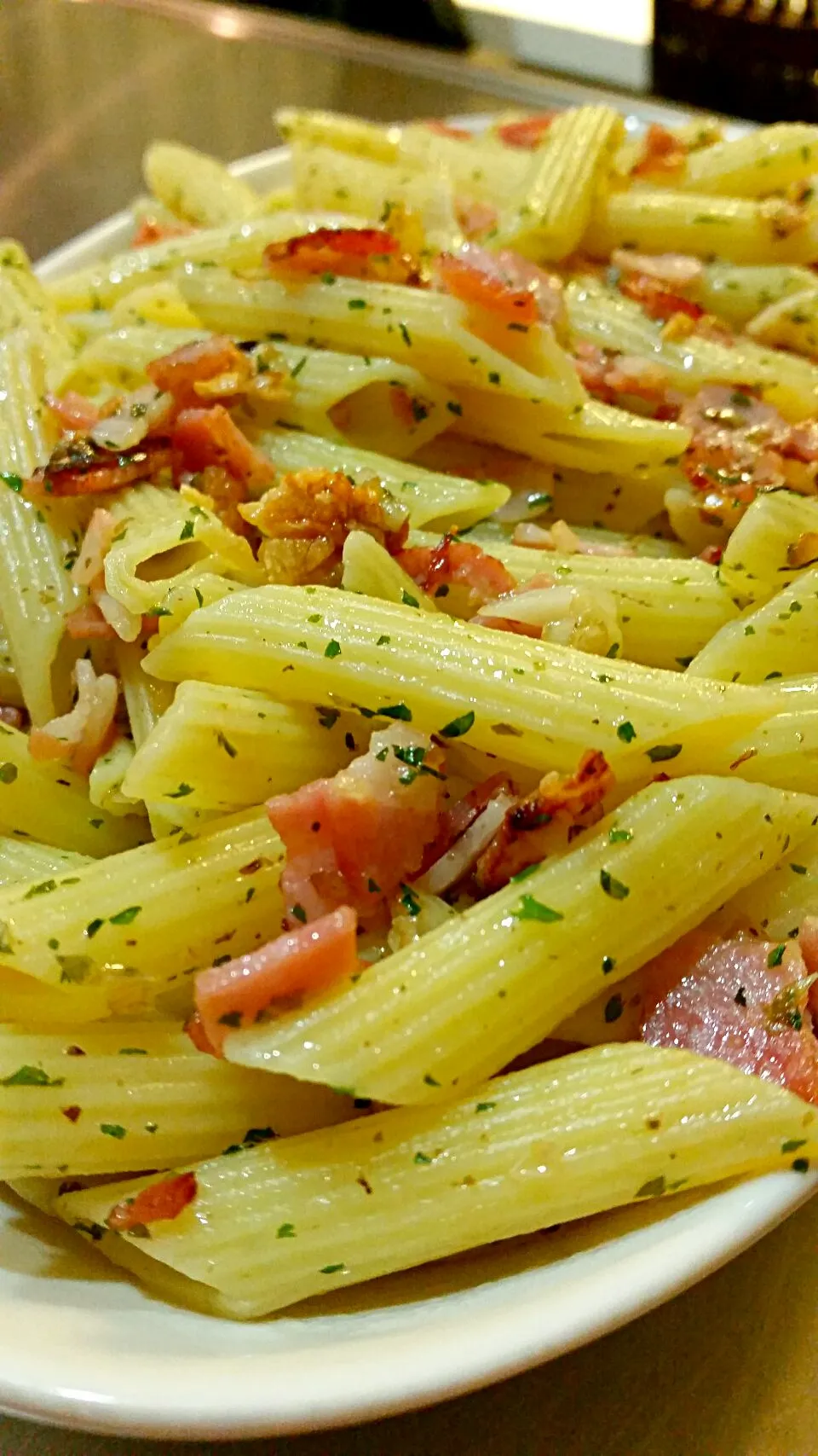 salada de penne com bacon e ervas aromaticas|lucia inoueさん