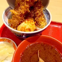 Tendon. Tempura shrimp, fish, pumpkin and egg, over rice with tempura sauce. Red miso soup with clams on the side.|Heather Westhaverさん