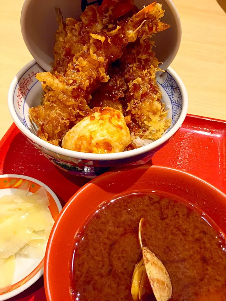 Tendon. Tempura shrimp, fish, pumpkin and egg, over rice with tempura sauce. Red miso soup with clams on the side.|Heather Westhaverさん