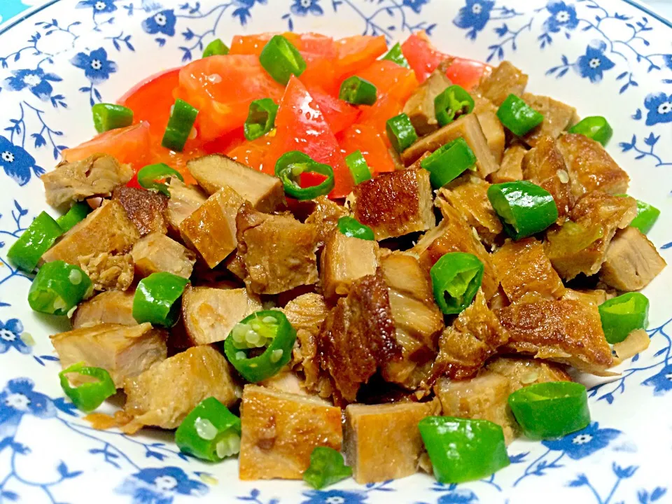 揚げまぐろとピリ辛生トマト - Fried tuna on fresh sliced tomato & green chili pepper😋❤️✨|Liezlさん