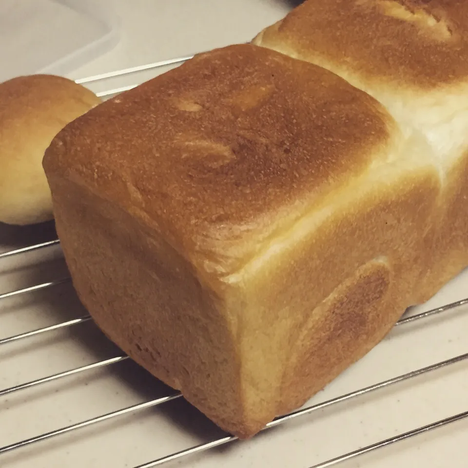 Snapdishの料理写真:ミニ湯種食パン|ゆっきーさん