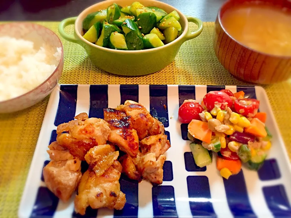 Snapdishの料理写真:鶏もも肉の照り焼き、
ジャーサラダ、
やみつきキュウリ、
キャベツと鮭のお味噌汁|Akiko Furukawaさん