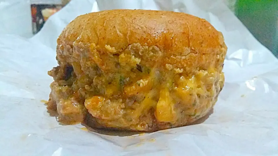 Crazy joe, whole wheat bun, double egg, double cheese, smoke beef flakes, 65gr ground beef with BBQ sauce, 65gr chicken patty and creamy parsley sauce.|ibby lerrickさん