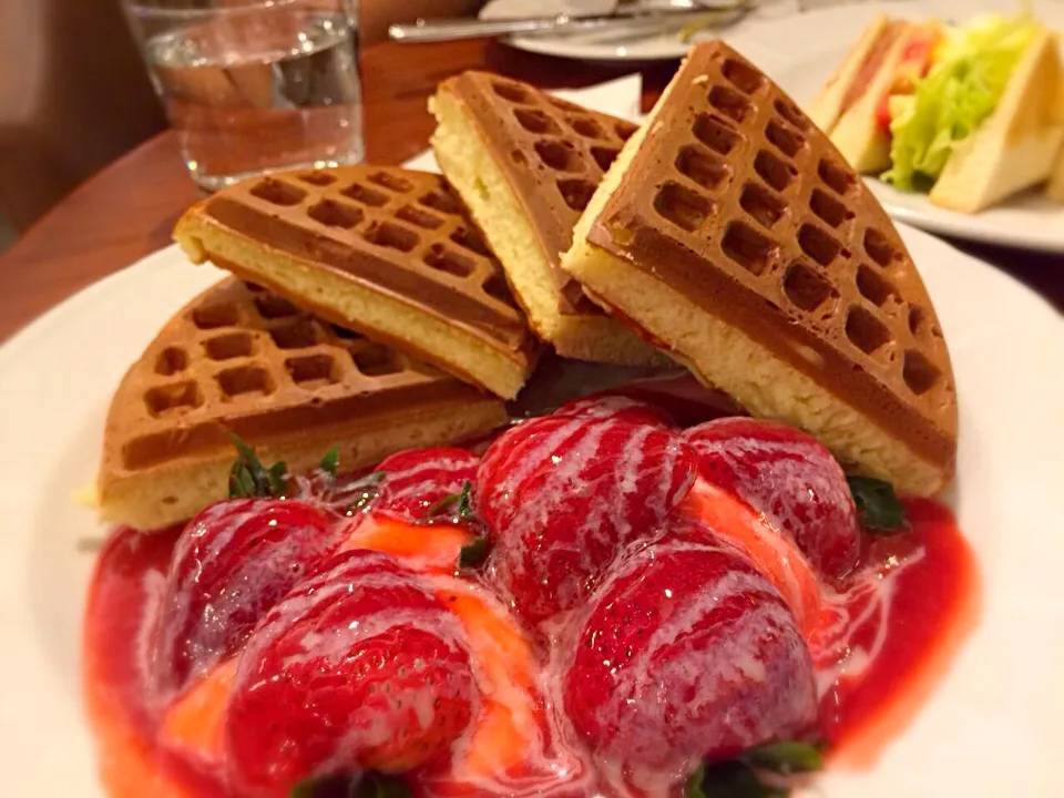 Strawberry waffle 🍓|Nonononoさん