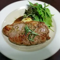 Angus Beef Steak with Portobello Mushroom & accompanied with Baby Leaves & Balsamic Dressing. Topped with Natural Jus.|Steven Tayさん