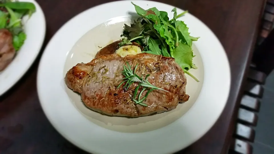 Angus Beef Steak with Portobello Mushroom & accompanied with Baby Leaves & Balsamic Dressing. Topped with Natural Jus.|Steven Tayさん