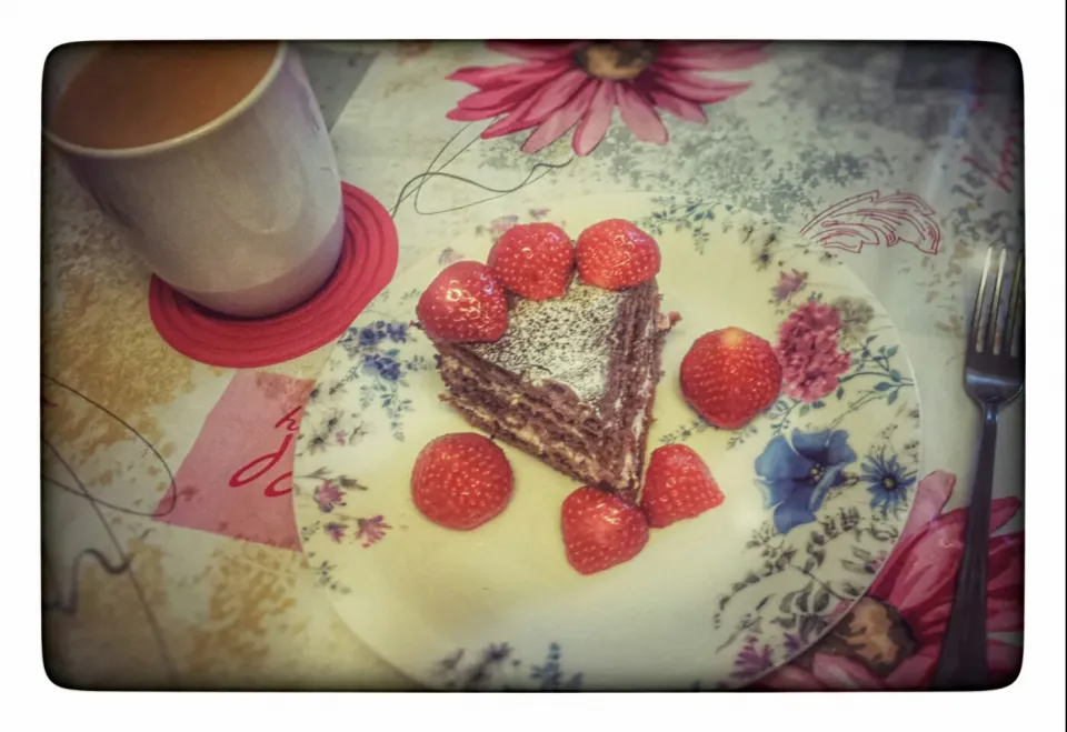 🍰🍰🍰Schwarzwäldertorte / Black Forest 🍰🍰🍰cake from Migros with strawberries and english tea🍵|Najeskaさん