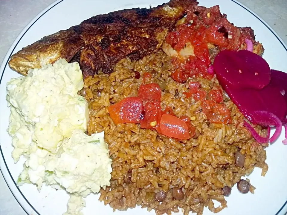 Smothered Chicken Fried Snapper Fish Peas n Rice Potatoe Salad and Pickled Beets.|Juan Simmsさん