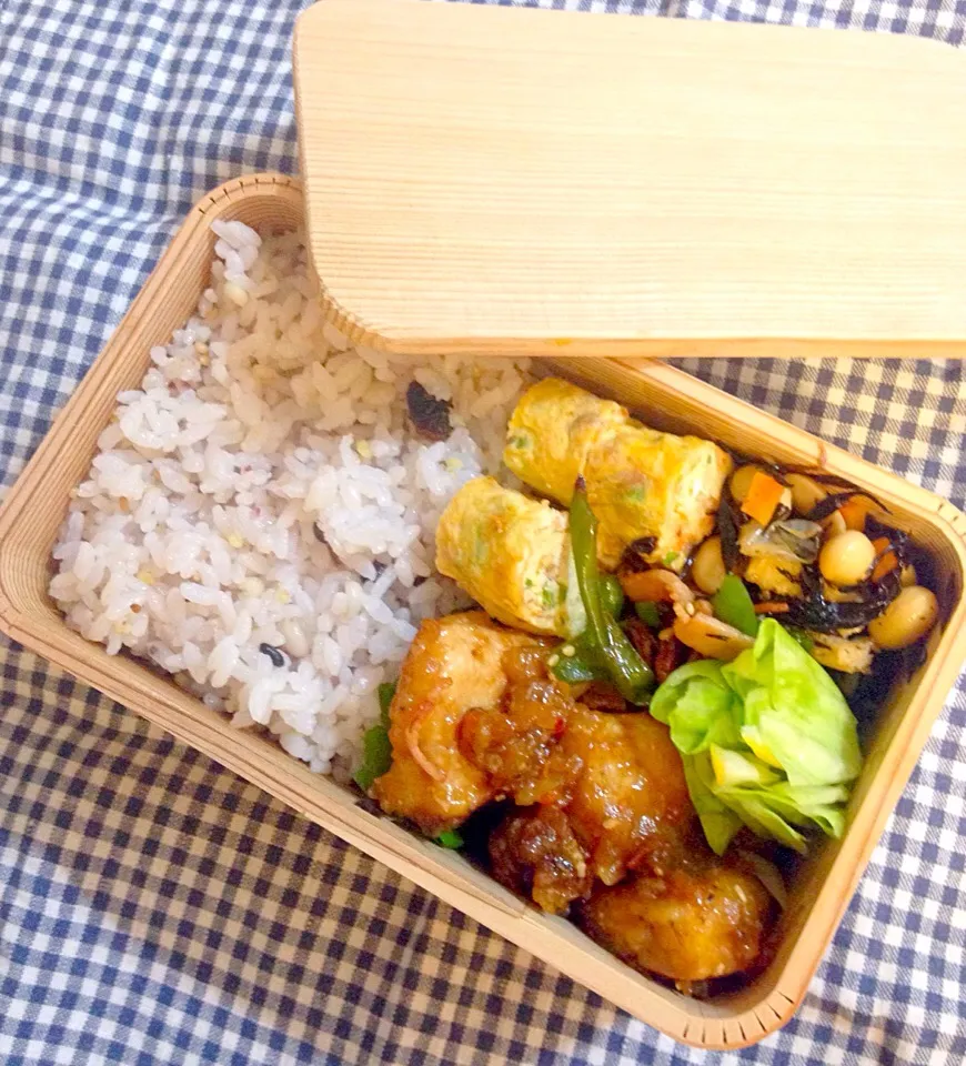 今日のお弁当。鶏胸肉の柚子胡椒焼（梅風味）、ひじき豆煮、卵焼き（低速ジューサーの搾りかす野菜入り）、ピーマンのきんぴら、キャベツの浅漬け。|Junさん