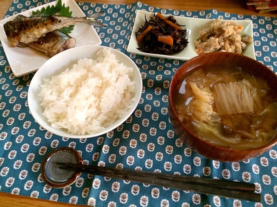 朝ごはん★秋刀魚の塩焼き、ひじきの煮物、卯の花、みそ汁、ごはん|ハルさん