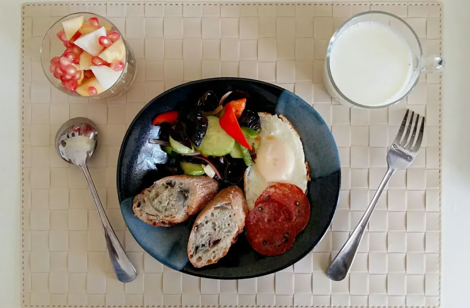 Breakfast: baguette, salami, fried egg, vegetable salad, milk.|Liciaさん