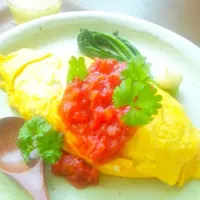 鶏肉の代わりに味を含めたひよこ豆を使って、手作りトマトマトケチャップをた〜っぷりかけた、大人も子供も大好きなオムライス♪|ゆうゆうさん