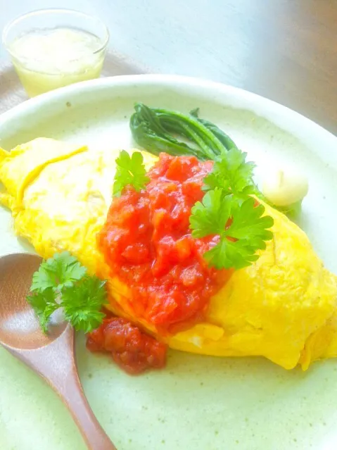 鶏肉の代わりに味を含めたひよこ豆を使って、手作りトマトマトケチャップをた〜っぷりかけた、大人も子供も大好きなオムライス♪|ゆうゆうさん