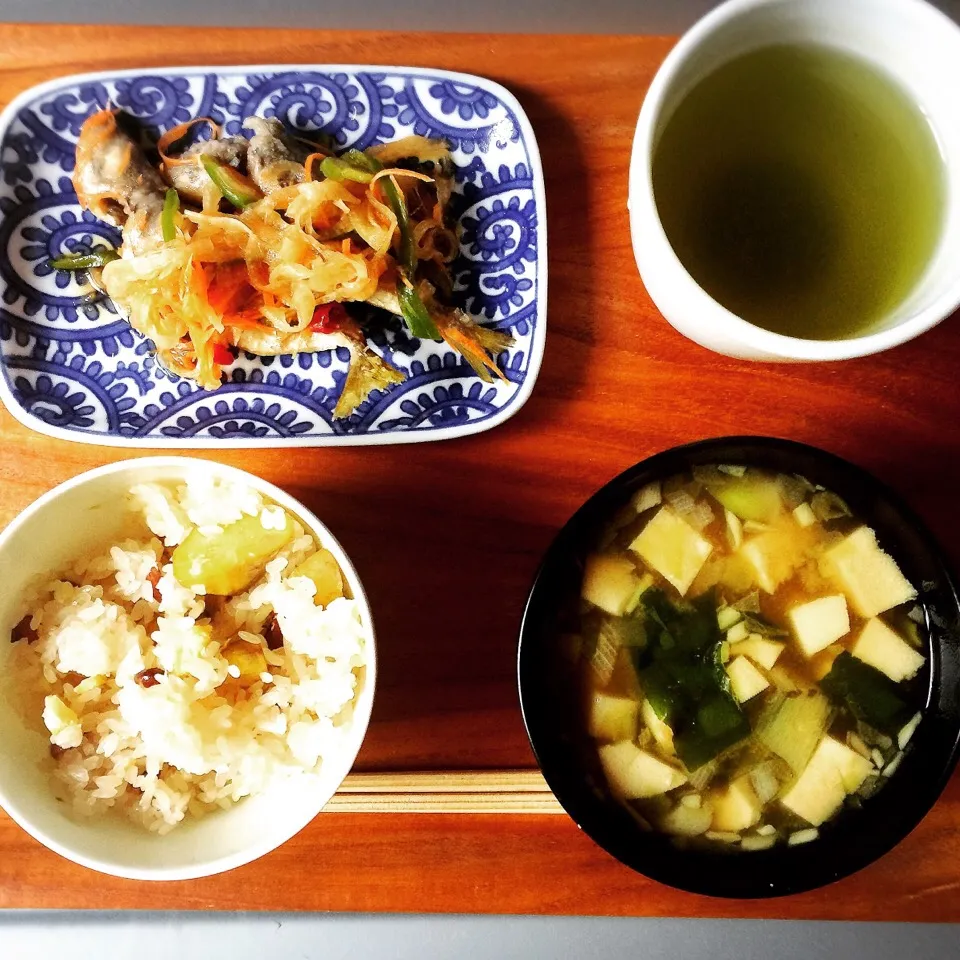 Snapdishの料理写真:朝ごはん。栗おこわと鯵の南蛮漬け、高野豆腐とみょうがのお味噌汁。栗おこわはいただきもの。|yukko7740さん