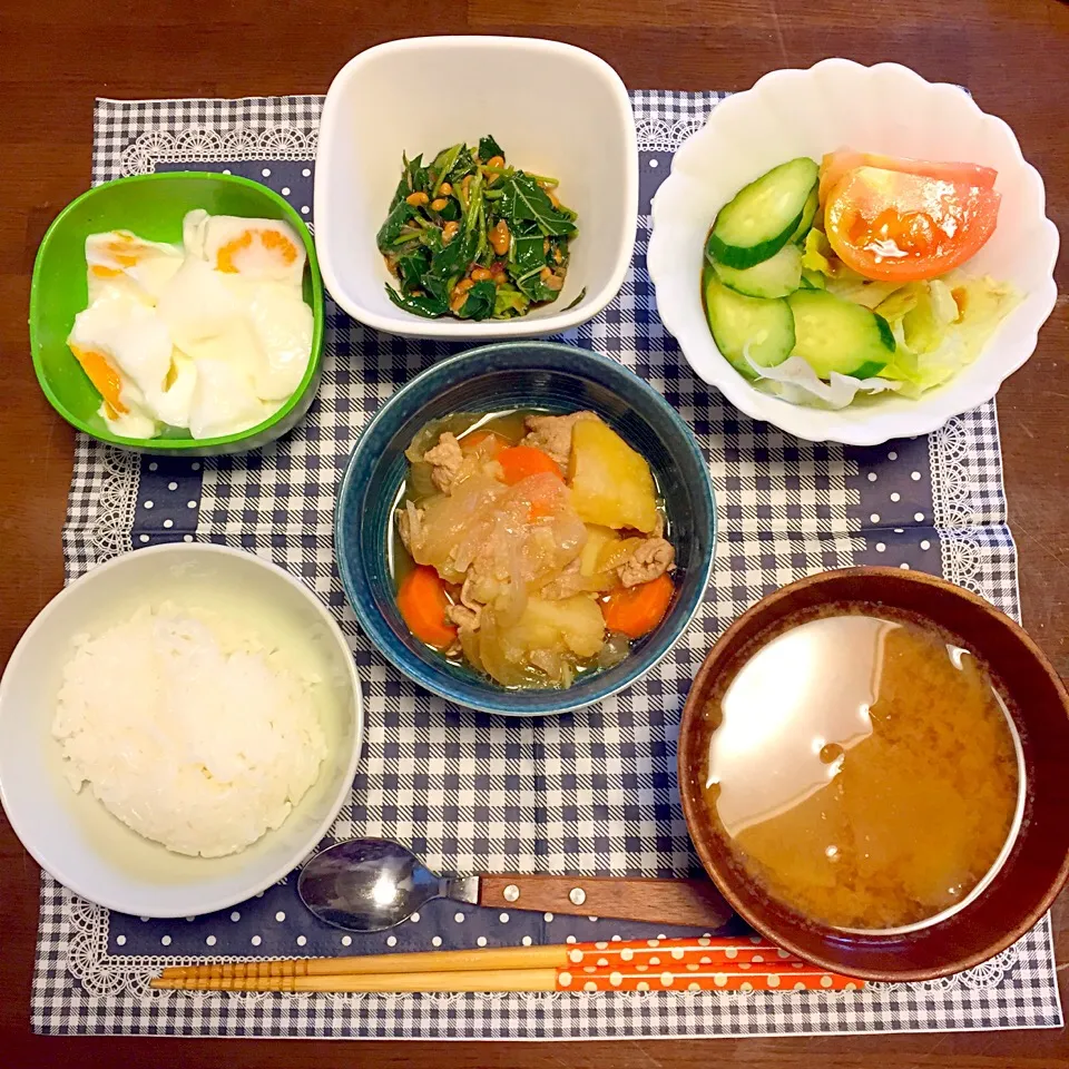 ご飯、大根の味噌汁、肉じゃが、モロヘイヤと納豆の和え物、サラダ、牛乳寒天|Mさん