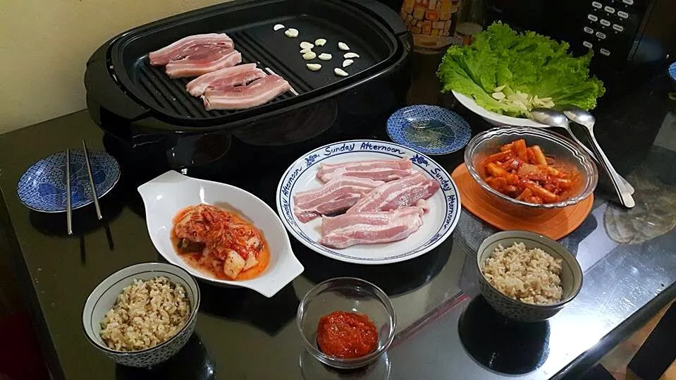 Korean dinner. Samgyupsal, kimchi, toppoki.|gracecantillerさん