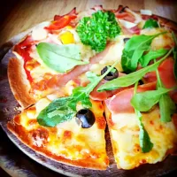 Snapdishの料理写真:Ham pizza|Mau Bongkarnさん