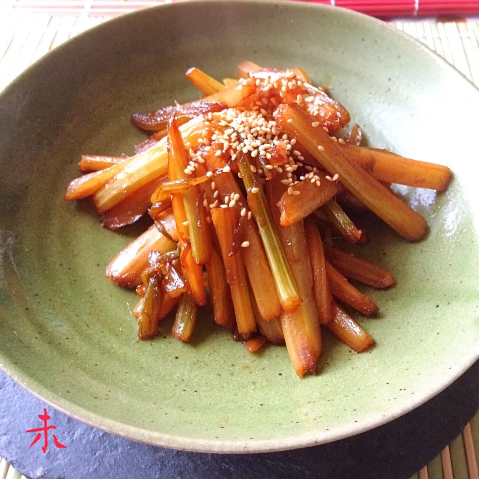 セロリのキンピラ セロリのピクルスの余りの枝で作りました。|佐野未起さん