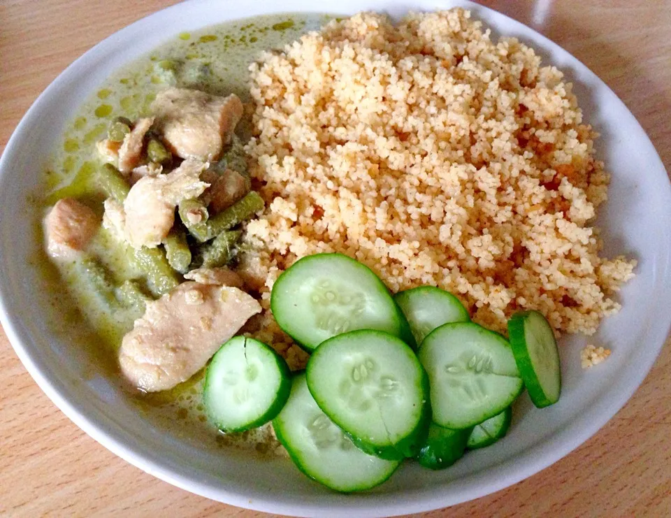 Chicken green curry with couscous and fresh cucumbers|Emmaさん