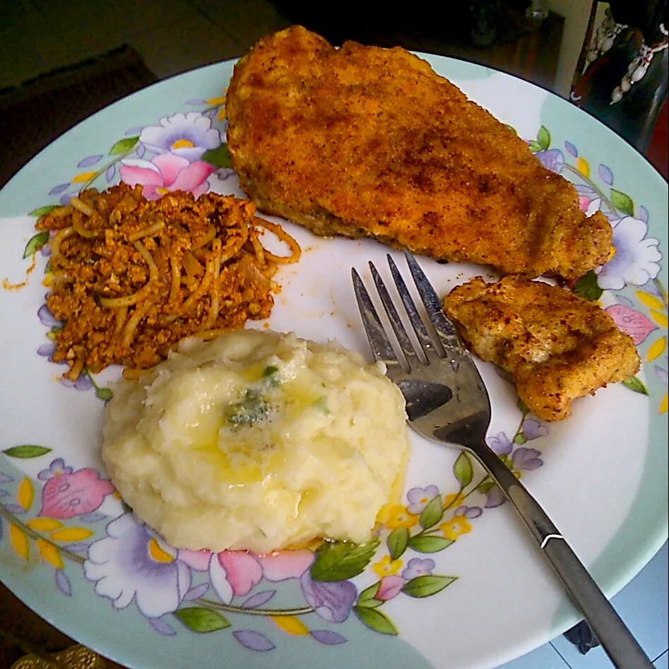 Snapdishの料理写真:Chicken breast stuffed with bacon served with mash potato and spaghetti and chicken mince! 😍|Crissyさん