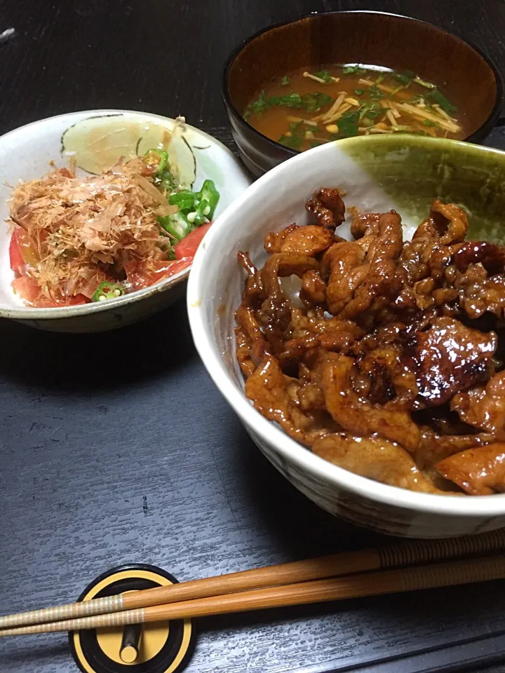 豚コマの照焼き丼とオクラとトマトのサラダ|UZUさん