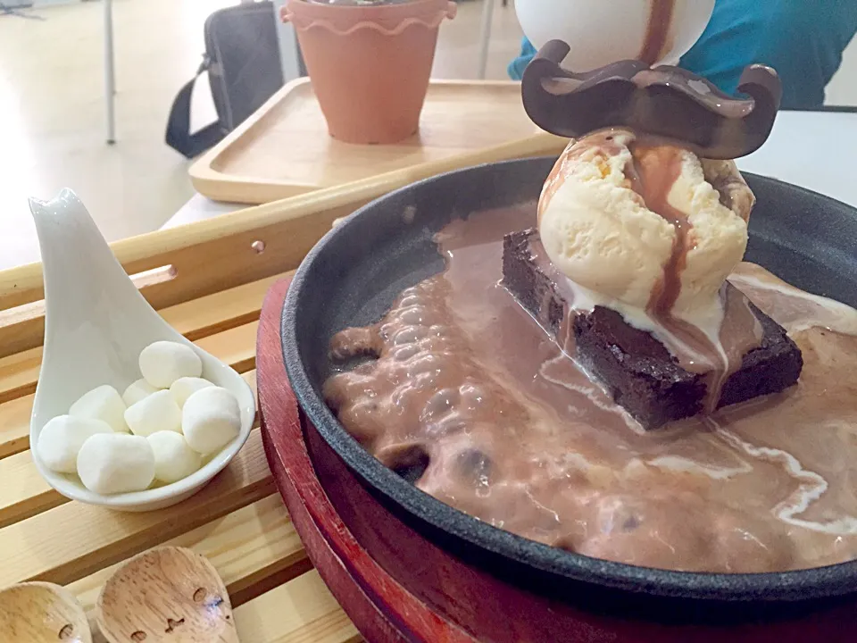 Hotto brownie with vanilla ice cream|PhUnGさん