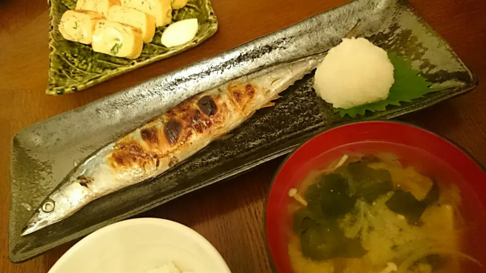 秋刀魚の塩焼き、玉ねぎじゃがいもえのきのお味噌汁、葱入りだし巻き玉子|アンジェさん