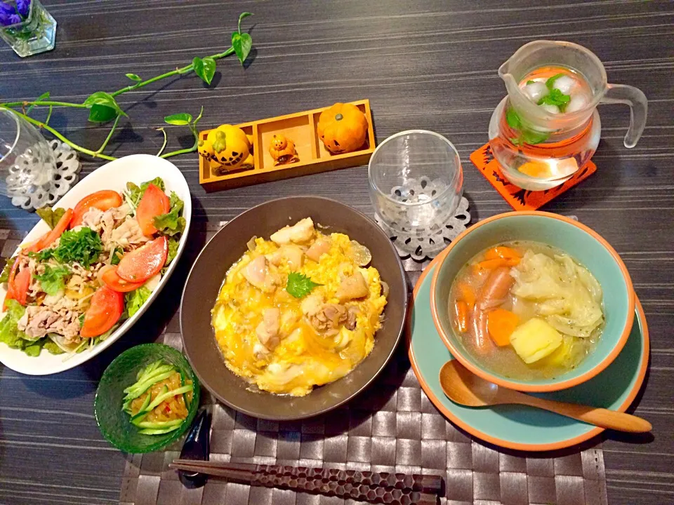 今夜はふわとろ親子丼、野菜たっぷりポトフ、キクラゲ、豚しゃぶサラダ合法ハーブshisoかけです。|かれんさん