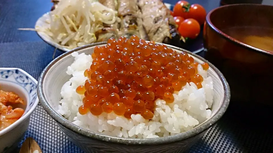 先日作った「イクラの醤油漬け」
ご飯🍚に！|akemi🐝さん