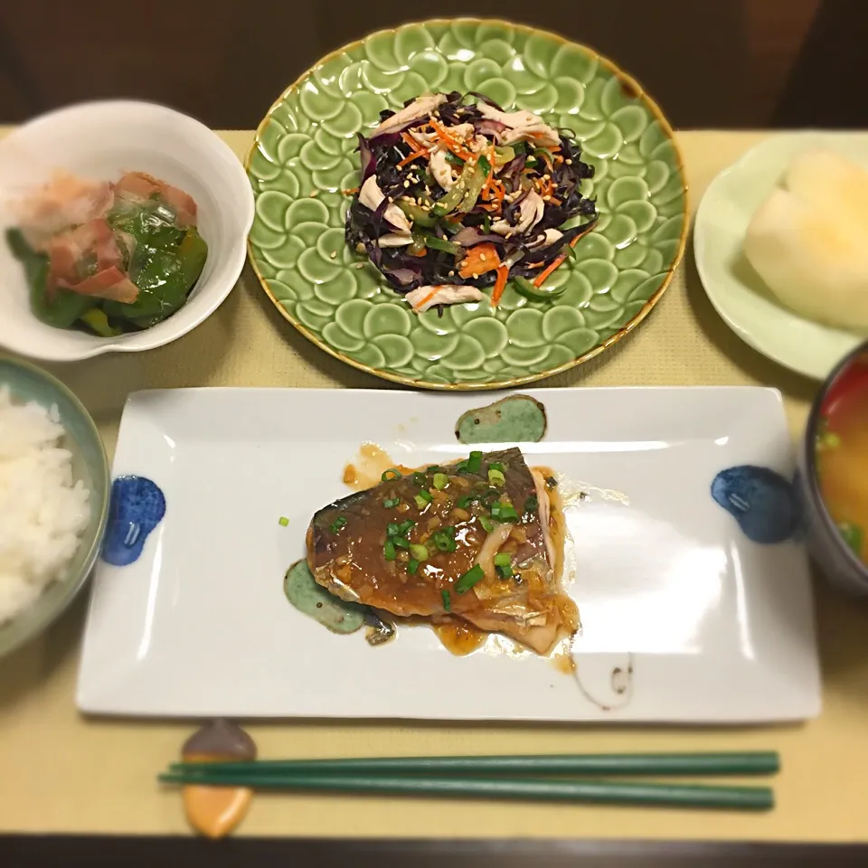 Snapdishの料理写真:さばのニンニク醤油煮、ささみと紫キャベツの和え物、ピーマンさっと煮|はらしおりさん