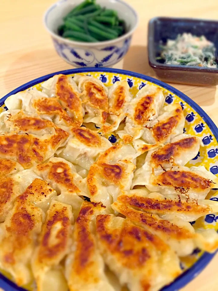 手作り餃子🍀ほうれん草の白和え🍀ささげ🍀揚げと水菜のお味噌汁|mochaさん