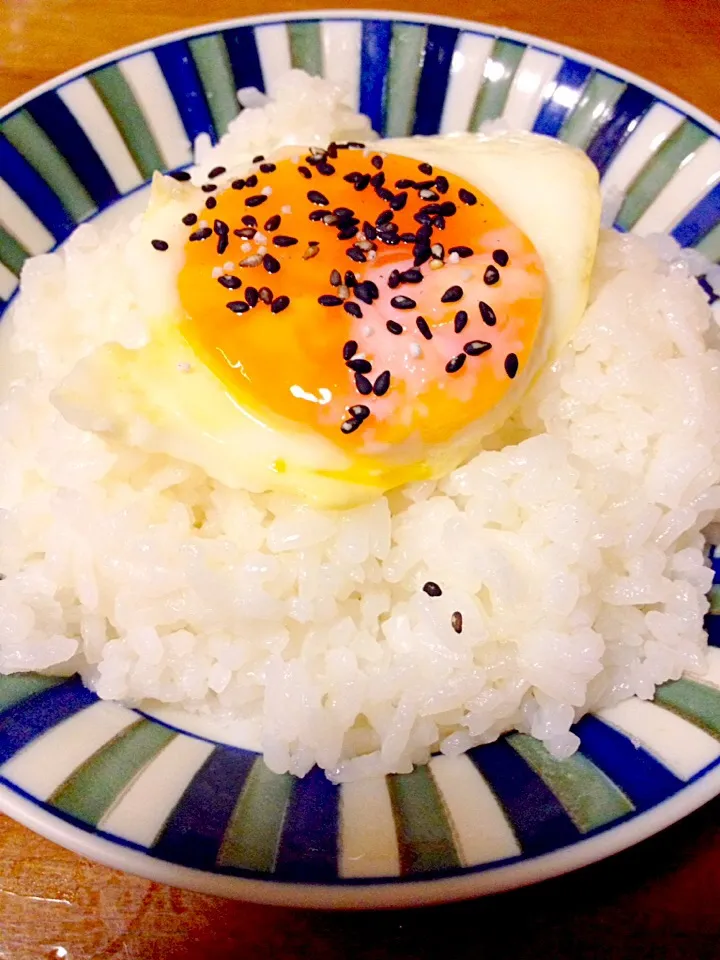 Snapdishの料理写真:半熟目玉焼き🍳〜からの卵乗せご飯🍚|まいりさん