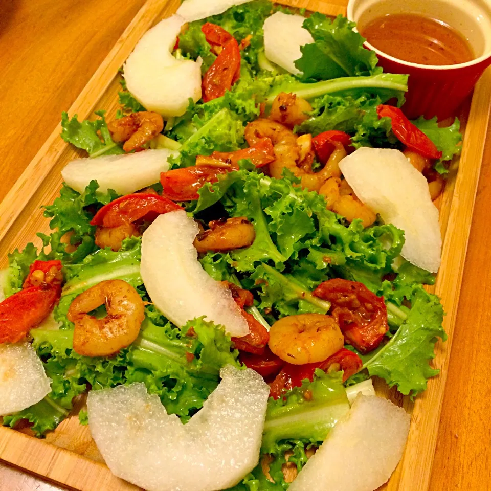 Spicy shrimp and tomato salad with pear ( honey white wine vinegar dressing)|何穎さん