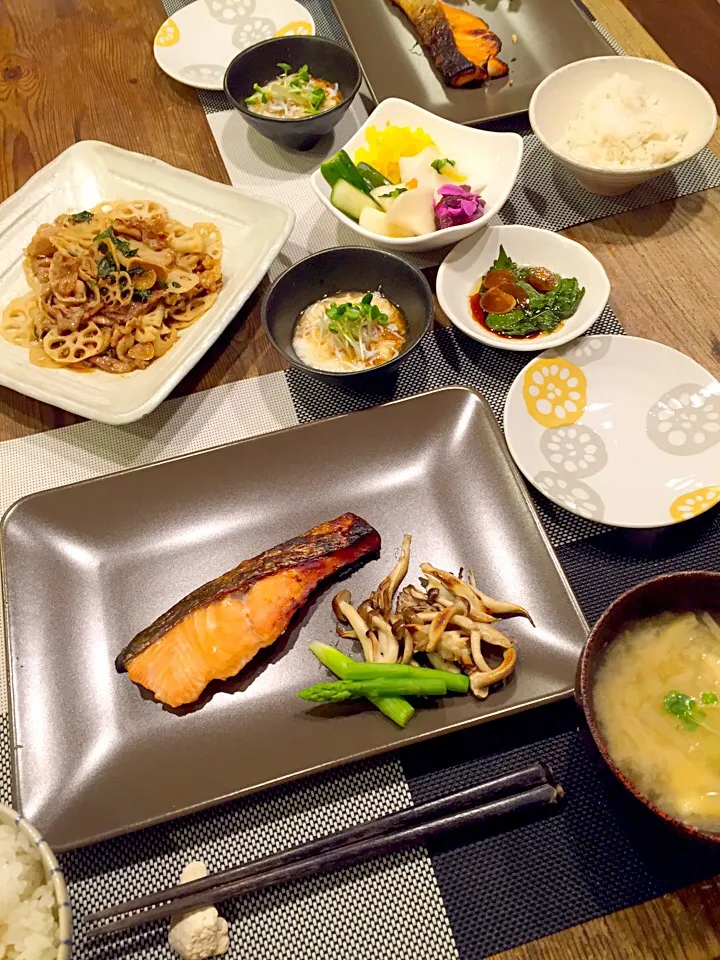 今日は秋鮭の塩糀焼き🐟豚肉とレンコンの合法ハーブSHISO炒め🍀長芋とろろシラス乗せ、お漬物、大根と油揚げ、えのきのお味噌汁💛|まみりんごさん