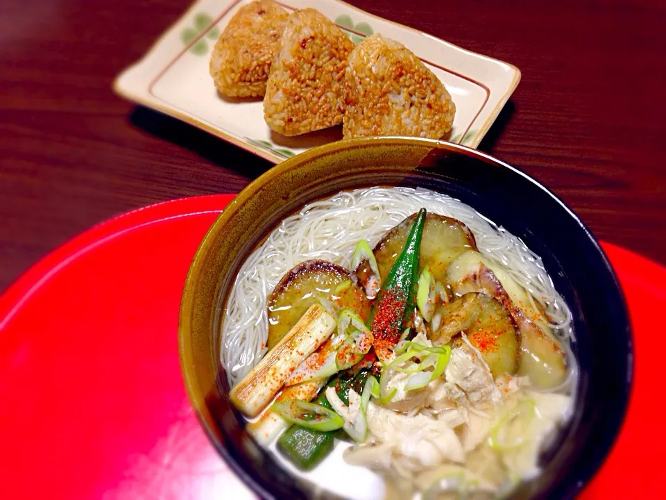 鶏胸でとった出汁で温かい煮麺（≧∇≦）
素揚げした、自家製の茄子とオクラをトッピング（≧∇≦）
あと焼きおにぎり（≧∇≦）|Chie Satouさん