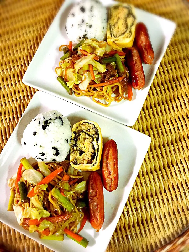 糸こんにゃくでカサ増し焼きそば
わかめおにぎり
海苔そぼろ卵焼き
ウインナー|愛さん