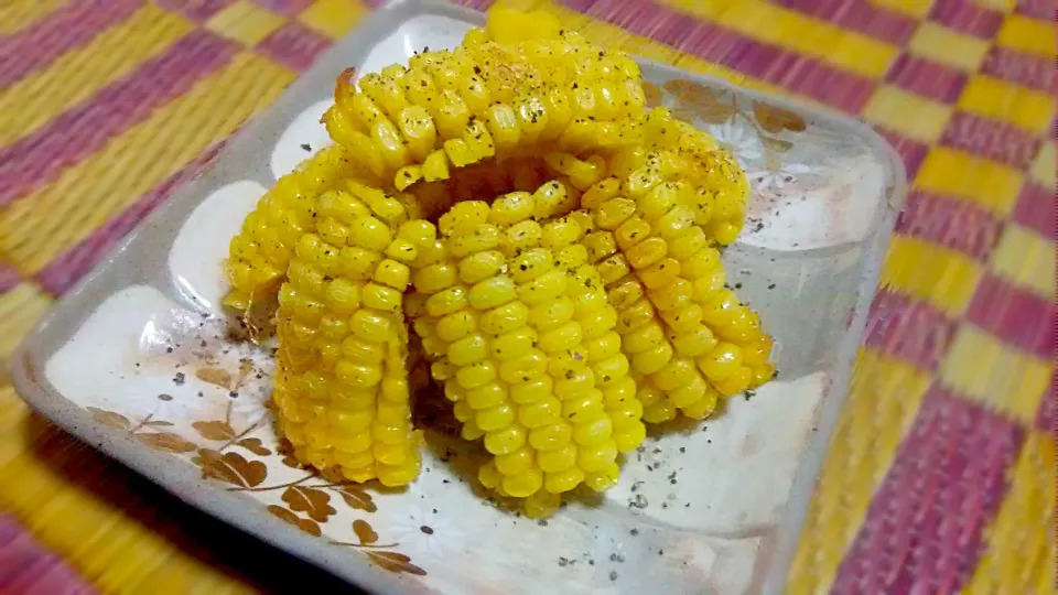 今夜のアテ🍺😁
とうもろこし🌽の素揚げ💕
ブラックペッパーがっつり！ピリリっ😋|ひとみんΨ(*´∀｀)Ψさん