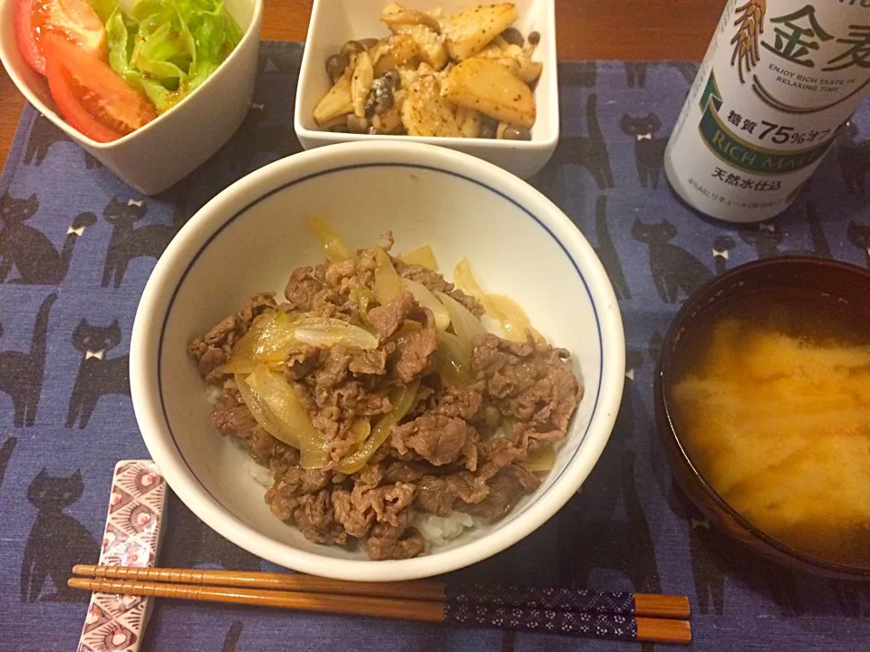 Snapdishの料理写真:牛丼 長芋とキノコのバター醤油炒め 大根お味噌汁|haseseさん