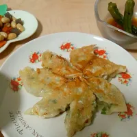 Snapdishの料理写真:羽根つき餃子
オクラの揚げ浸し
大豆の着物|こばさん