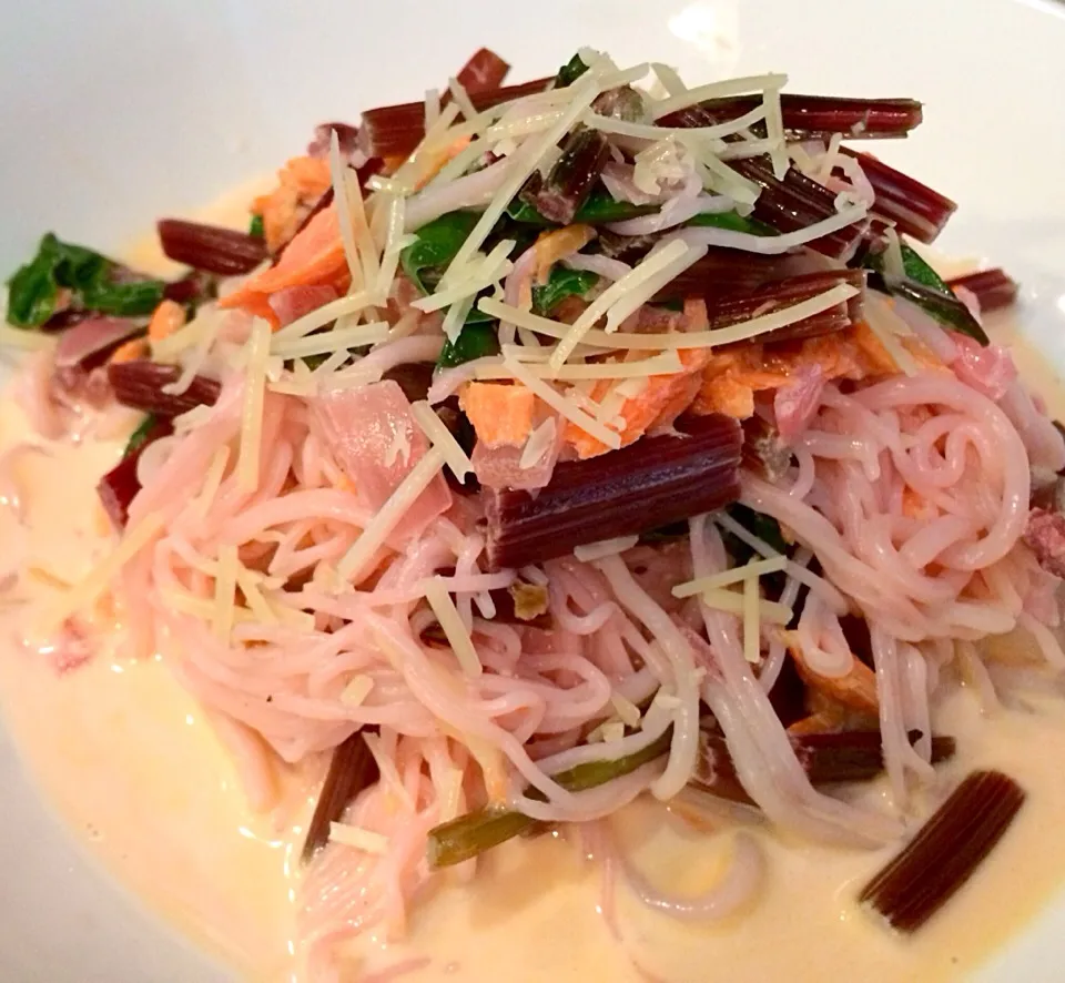 Creamy tofu shirataki with salmon and beetleaves ✴︎ ビーツの葉とサーモンのクリームパスタ風にトーフシラタキで|miyaponさん